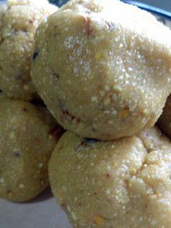 A picture of Maa laddoo (just another of those indian balls ).