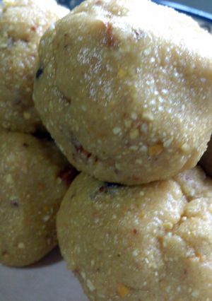 A picture of Maa laddoo (just another of those indian balls ).