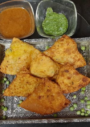 સમોસા (Samosa Recipe In Gujarati) રેસીપી મુખ્ય ફોટો