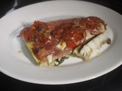 Una foto de filete de pescado con tocino