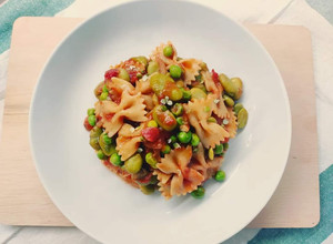 Foto di Pasta di primavera con fave e piselli