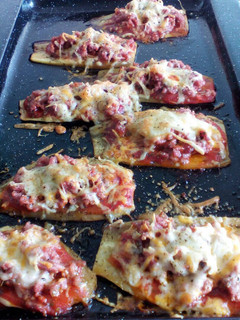 Una foto de Pizza de berenjena con carne🍆🍕