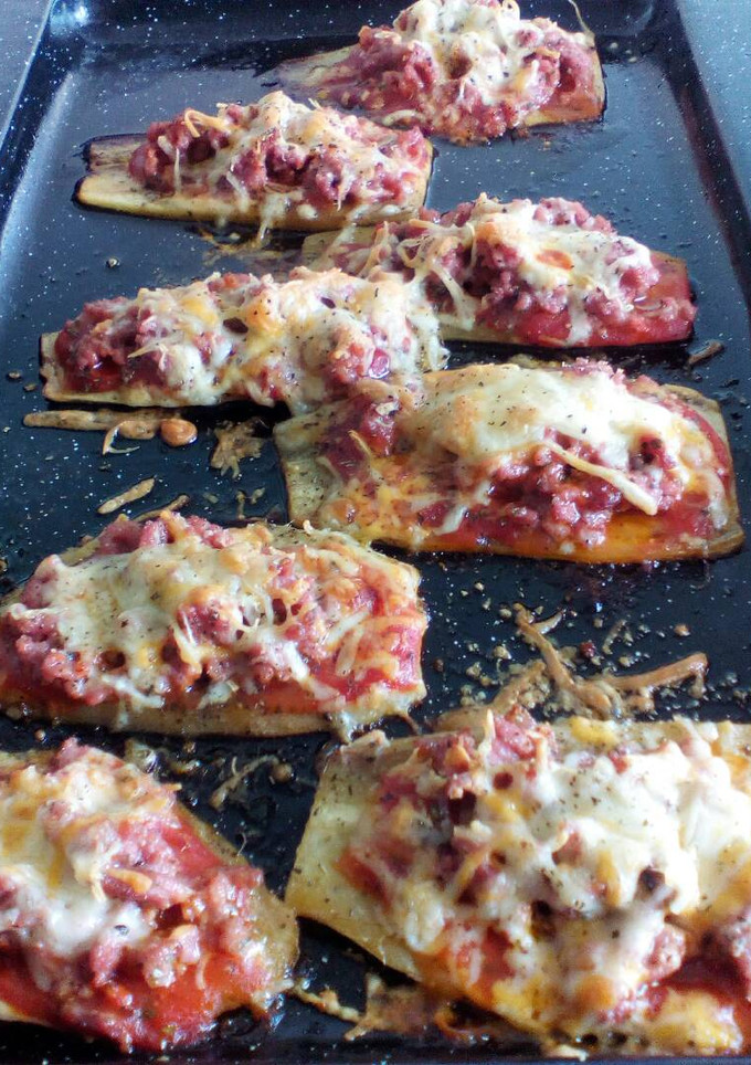 Una foto de Pizza de berenjena con carne🍆🍕