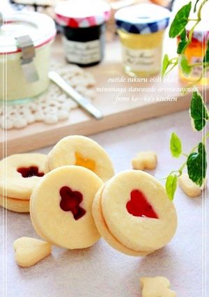 A picture of Jam & Buttercream Sandwich Cookies.