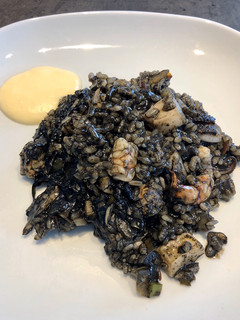 Una foto de Arroz negro con sepia y gambones