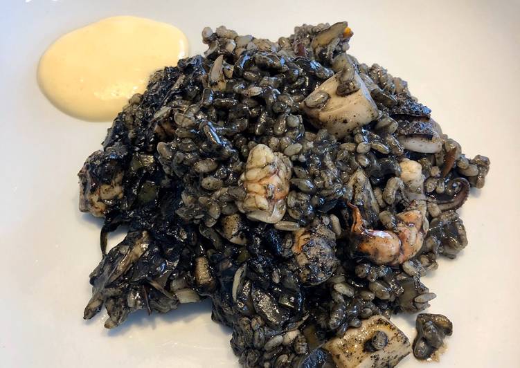 Arroz negro con sepia y gambones