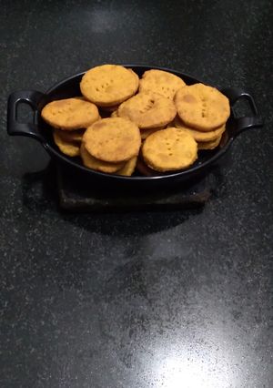 A picture of Frying Besan papdi.