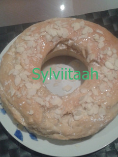 Una foto de Roscón de Reyes con glaseado de naranja
