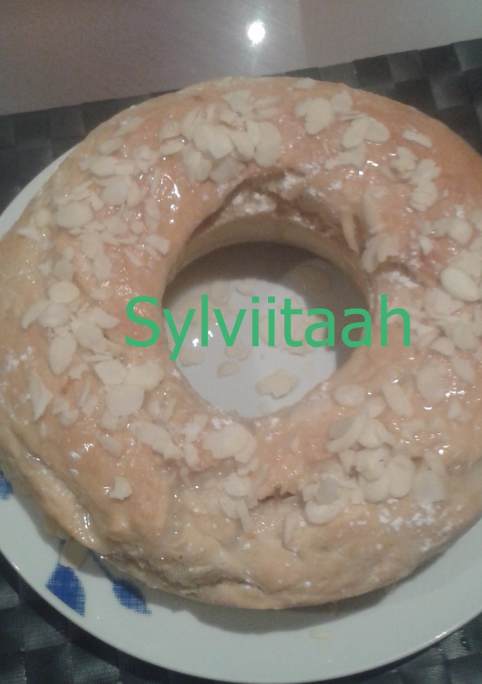 Una foto de Roscón de Reyes con glaseado de naranja