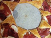 Una foto de hojaldre con queso de cabra