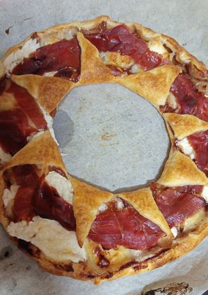 Una foto de Corona de hojaldre con mermelada de higo, queso de cabra y jamón