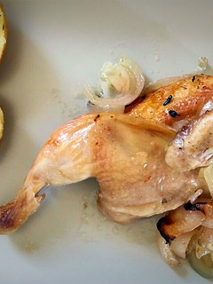 Una foto de Picantones al horno