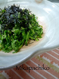 A picture of Chrysanthemum Greens Salad with Plenty of Sesame Oil.