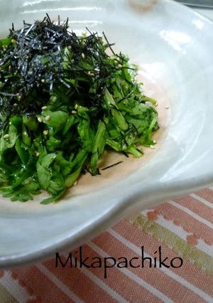 A picture of Chrysanthemum Greens Salad with Plenty of Sesame Oil.