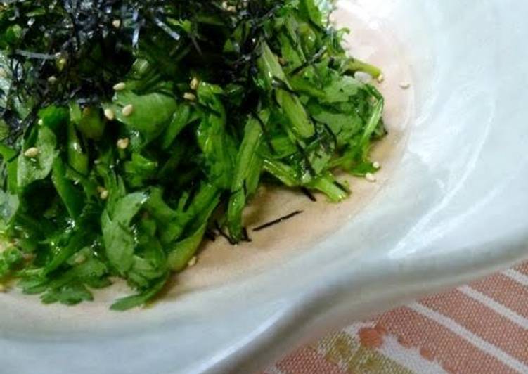 Recipe of Ultimate Chrysanthemum Greens Salad with Plenty of Sesame Oil