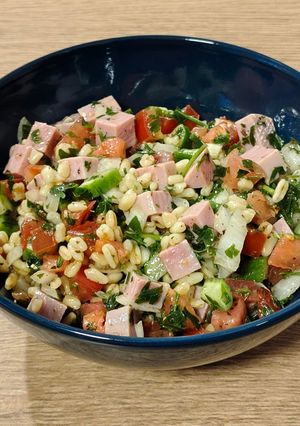Una foto de Tabbouleh proteico con trigo tierno