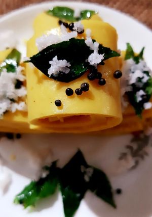 A picture of Khandvi.