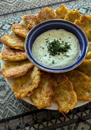 Фото Кабачкові оладки з часниковим соусом.
