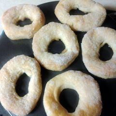 A picture of sugar doughnuts.