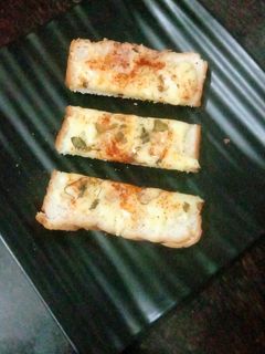 फटाफट गार्लिक ब्रेड (Fatafat Garlic Bread recipe in Hindi) रेसिपी मुख्य फोटो