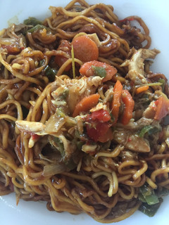 Una foto de Fideos chinos con verduras