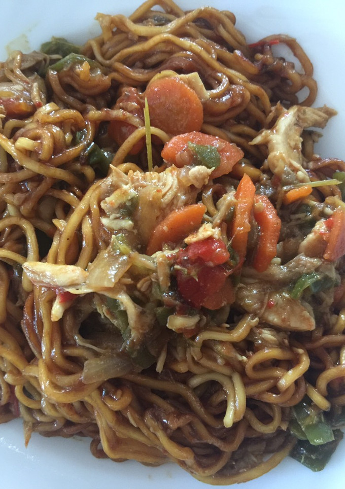 Una foto de Fideos chinos con verduras