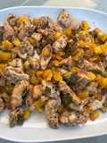 Poulet à la tomate, poivron jaune et cébettes