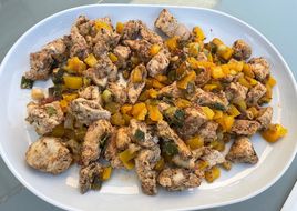 Poulet à la tomate, poivron jaune et cébettes