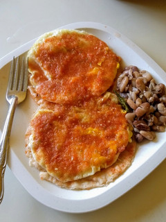 Una foto de Huevos rancheros en salsa de tomate rojo