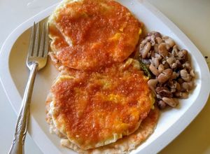 Una foto de Huevos rancheros en salsa de tomate rojo