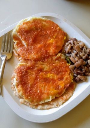 Una foto de Huevos rancheros en salsa de tomate rojo