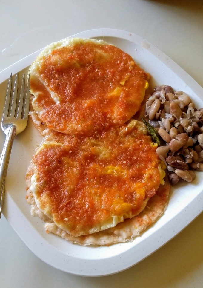 Una foto de Huevos rancheros en salsa de tomate rojo