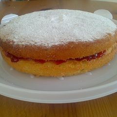 A picture of Sam's Victoria sponge.