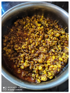 मोड आलेल्या मूगाची ऊसळ (modalelya usal recipe in marathi) रेसिपी चे मुख्य फोटो