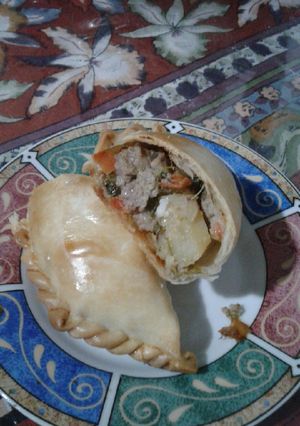 Una foto de Empanadas con papitas fritas😋