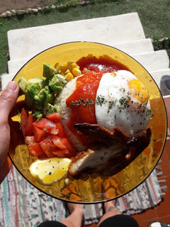 Una foto de Arroz a la cubana con tomate, maíz y aguacate al limón