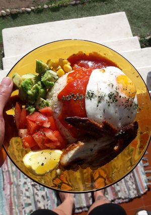 Una foto de Arroz a la cubana con tomate, maíz y aguacate al limón