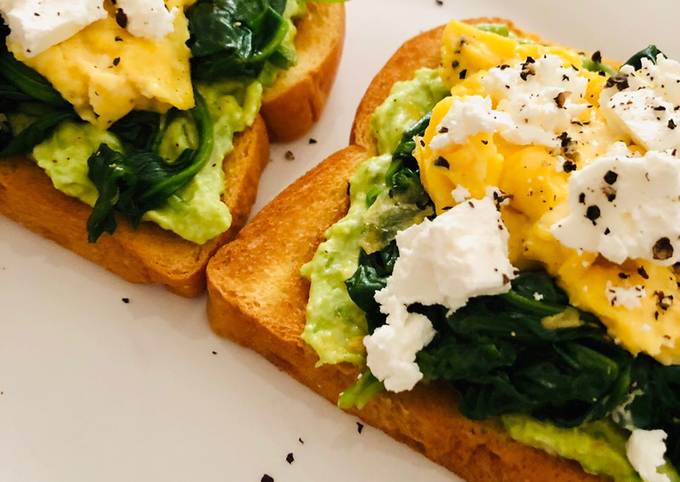 Avo toast with spinach, scrambled eggs and feta Recipe by LauQn - Cookpad