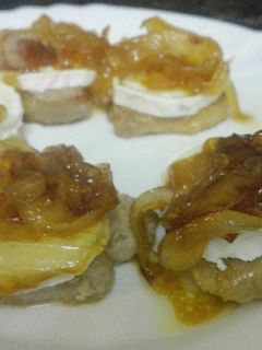 Una foto de Solomillo Ibérico con cebolla a la miel y rulo de cabra