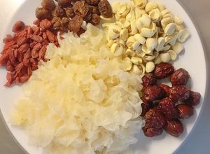 Hình của món Chè ngân nhĩ hạt sen.