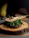 Tartine con noci e pera in agrodolce