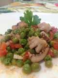 Ciuffi di Calamari con Pisellini Novelli e Pomodorini Freschi