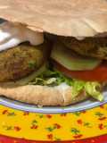 Pan de pipa relleno de falafel y salsa tsatsiki