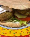 Pan de pipa relleno de falafel y salsa tsatsiki