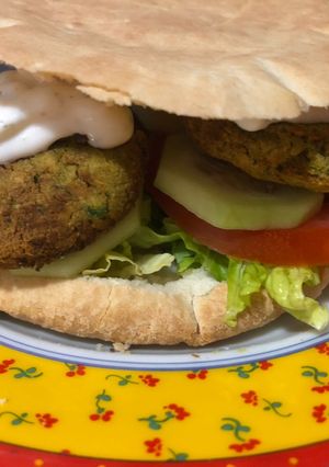 Una foto de Pan de pipa relleno de falafel y salsa tsatsiki