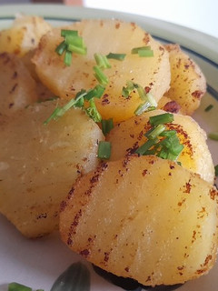 Una foto de Papas salteadas al limón