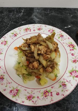 Una foto de Salteado de pollo con ensalada de papas con zanahoria