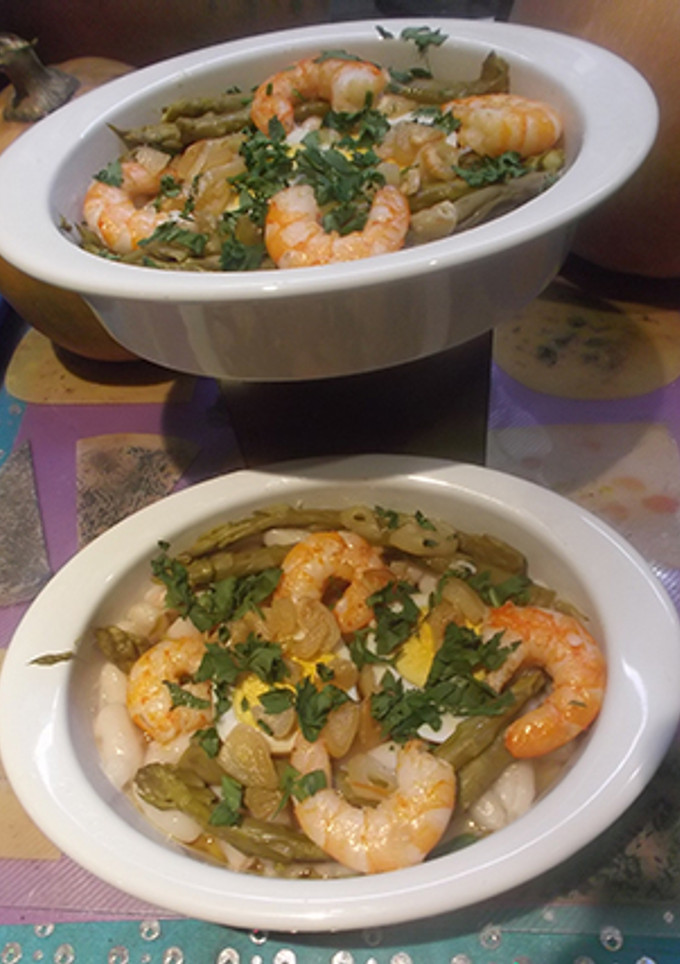 Una foto de Judías con espárragos y gambas