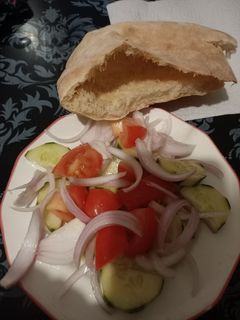 صورة لوصفة سلاطة مع خبز الدار