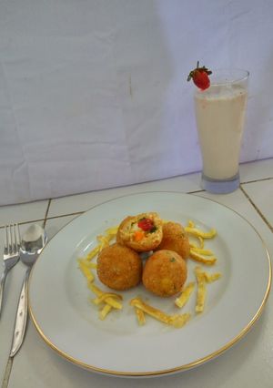 Foto resep Bola-bola nasi goreng dan jus strawberry